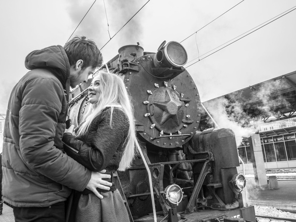 Couple kissing near old steam locomotive - Foto, Imagen