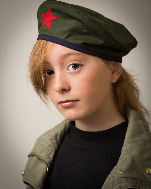 Dospívající dívka Ginger v revoluci Barret Hat - Fotografie, Obrázek