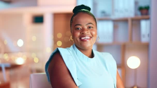 Gezicht, glimlach en een zakelijke zwarte vrouw aan het werk in het kantoor met een mentaliteit van toekomstig succes van het bedrijf. Portret, gelukkig en grappig met een vrouwelijke werknemer die lacht terwijl hij werkt aan haar visie. - Video