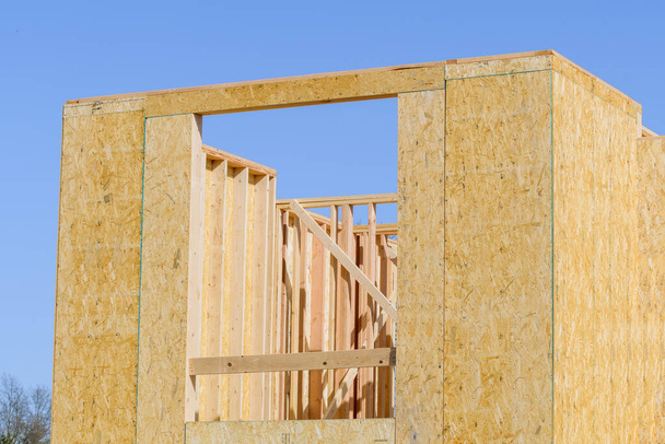 murs en contreplaqué d'une nouvelle maison travail du matériau de développement du bois - Photo, image