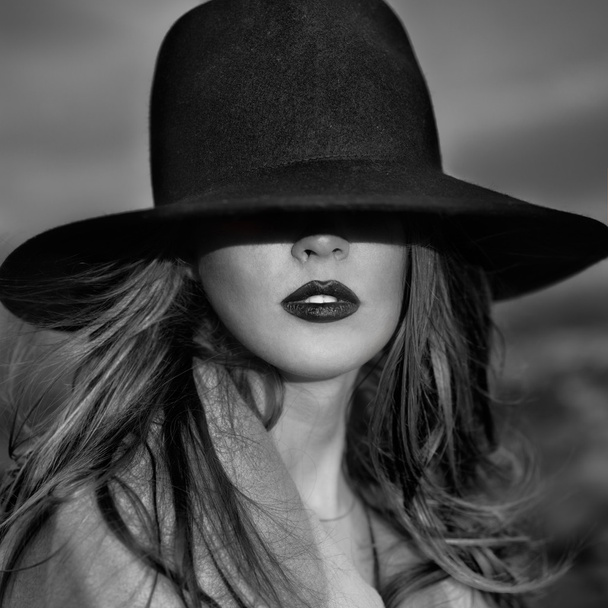 Yksivärinen muotokuva tyylikäs kaunis nainen yllään hattu
 - Valokuva, kuva