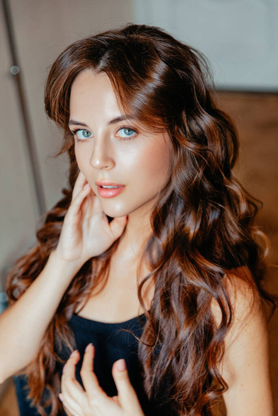 Beautiful woman with long wavy hair . Beauty ,makeup and cosmetics . High quality photo - Foto, afbeelding