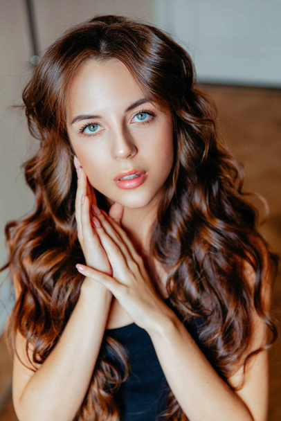 Beautiful woman with long wavy hair . Beauty ,makeup and cosmetics . High quality photo - Photo, Image