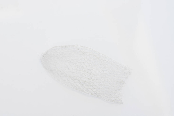 Пластикова сітка сітки захисна упаковка плетеного рукава ізольована на білому тлі
 - Фото, зображення