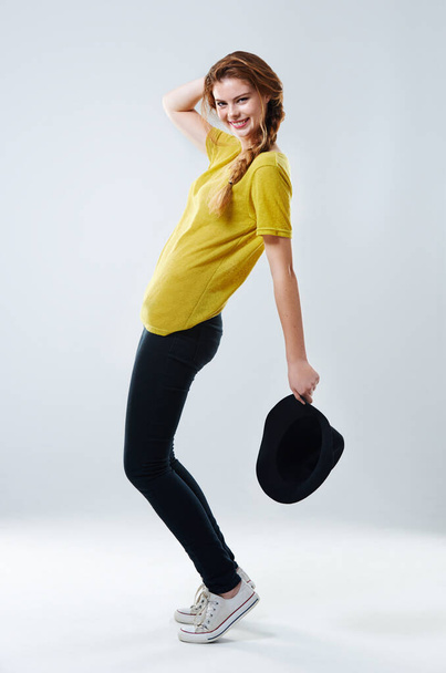 Geboren om op te treden. Full-length studio shot van een mooie jonge vrouw poseren met een hoed tegen een grijze achtergrond - Foto, afbeelding