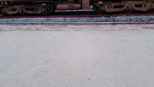 Залізничний двигун індіанської залізниці припаркований на коліях в день з різним кутом відео береться на станції Гувахаті assam india на Мар 02 2023. - Кадри, відео
