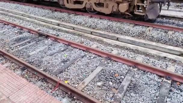 Залізничний двигун індіанської залізниці припаркований на коліях в день з різним кутом відео береться на станції Гувахаті assam india на Мар 02 2023. - Кадри, відео