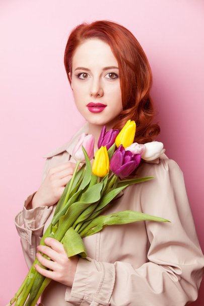 όμορφη κοκκινομάλλα κοπέλα με λουλούδια  - Φωτογραφία, εικόνα