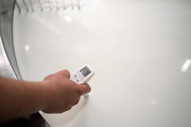 Cheesemaker mierzący temperaturę i kwasowość z miernikiem ph w dużym stalowym zbiorniku pełnym mleka, z widokiem z bliska. Proces produkcji różnych odmian sera w przemyśle. - Zdjęcie, obraz