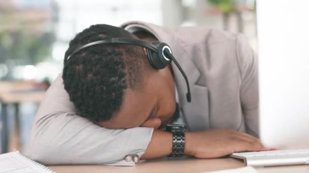 Yorgun siyah adam, çağrı merkezini ara ve masasında uykusuzluk, uykusuzluk ya da ofiste stres içinde uyu. Yorgun düşmüş Afrikalı Amerikalı erkek danışman veya ajan iş yerindeki müşteri hizmetlerinde yardım masasında uyuyor.. - Video, Çekim