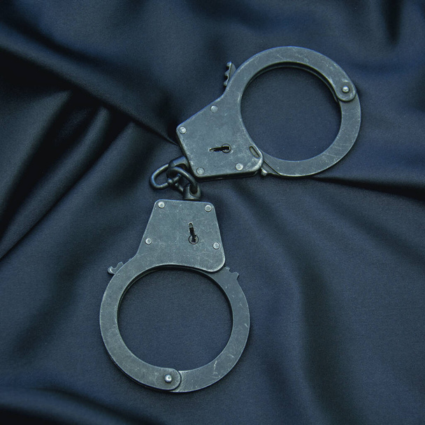 наручники и цепи на черном фоне - Фото, изображение