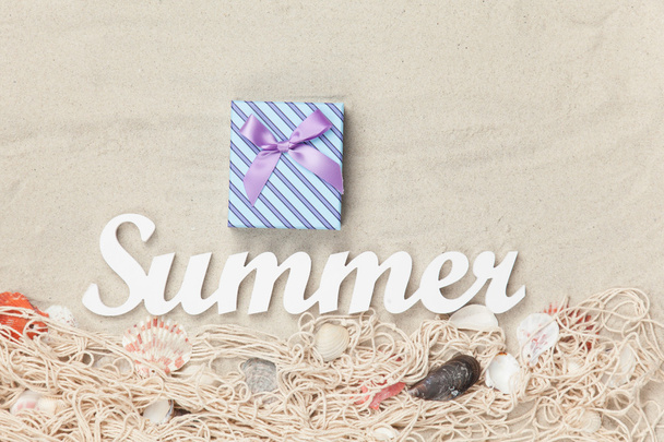 Συσκευασία δώρου και λέξη καλοκαίρι - Φωτογραφία, εικόνα