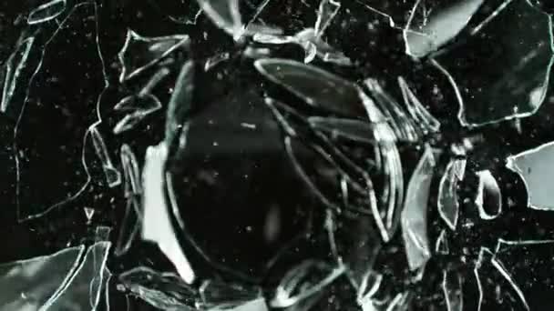 Super Slow Motion Shot of Real Glass Break στα 1000 fps. Απομονωμένο σε μαύρο φόντο. Κινηματογραφήθηκε με κάμερα κινηματογράφου υψηλής ταχύτητας, 4k. - Πλάνα, βίντεο