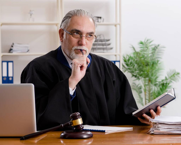 The aged lawyer working in the courthouse - Φωτογραφία, εικόνα