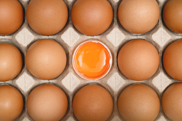 Vista superior. Ovos de galinha em caixas frescas da fazenda, prontas para cozinhar. - Foto, Imagem