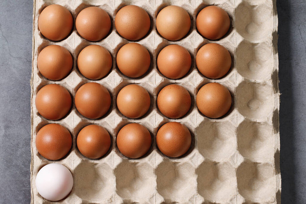 Ekologické vejce v farmě čerstvé kartony připravené k vaření - Fotografie, Obrázek