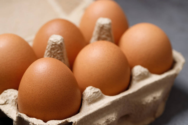 Los beneficios de las yemas de huevo y las claras de huevo son altos en proteínas para el cuerpo. - Foto, imagen
