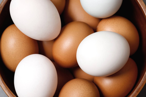 Top pohled kuřecí vejce a bílá kachní vejce připravena na snídani - Fotografie, Obrázek