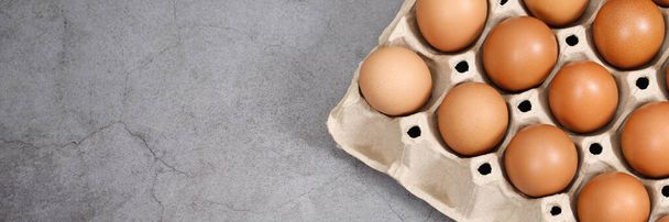 Background Fresh chicken eggs in a cardboard box ready for breakfast. - Foto, immagini