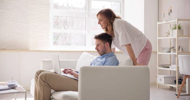 Family Couple Using Laptop On Couch Online - Φωτογραφία, εικόνα