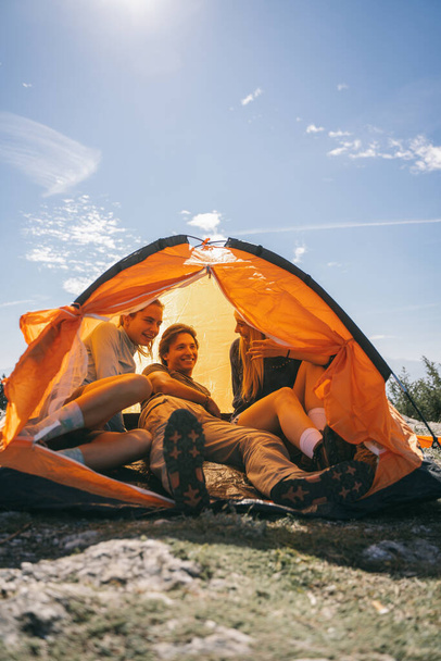 Trois pattes posées dans la tente orange au sommet de la montagne - Photo, image