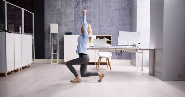 Standing Office Yoga Workout And Workout Near Business Computer - 写真・画像
