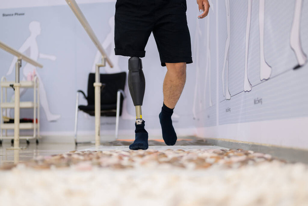 Atleta con gamba protesica che cammina al centro di assistenza sanitaria, Persone con tecnologia ad alta tecnologia nella produzione di protesi, Nuova produzione di arti artificiali per disabili - Foto, immagini