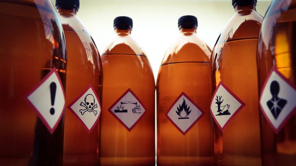 A kémiai veszélyesség figyelmeztető szimbóluma a kémiai tartályon, a laboratóriumi és ipari vegyszeren  - Fotó, kép