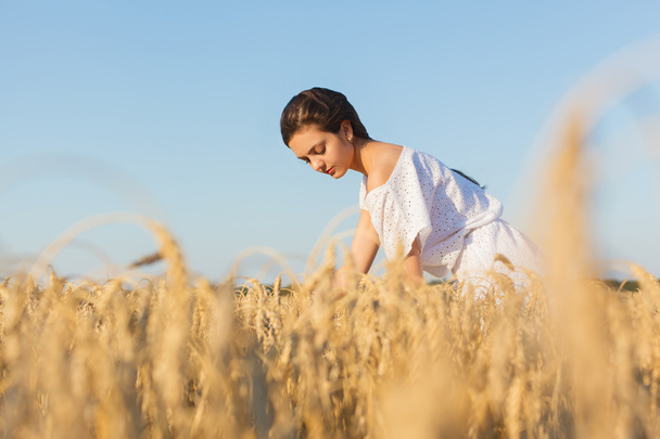girl in wheat field - Φωτογραφία, εικόνα