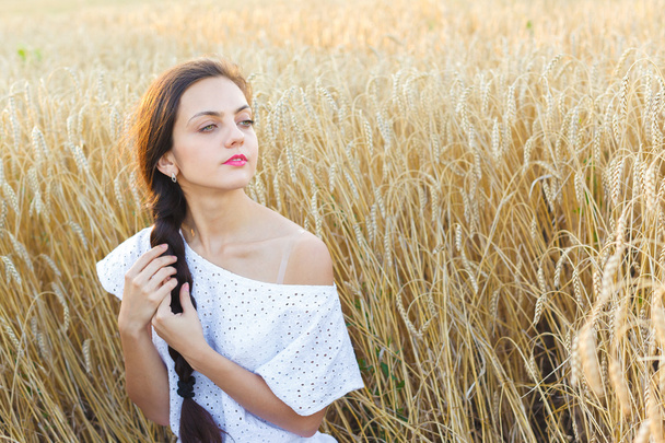 girl in wheat field - Φωτογραφία, εικόνα