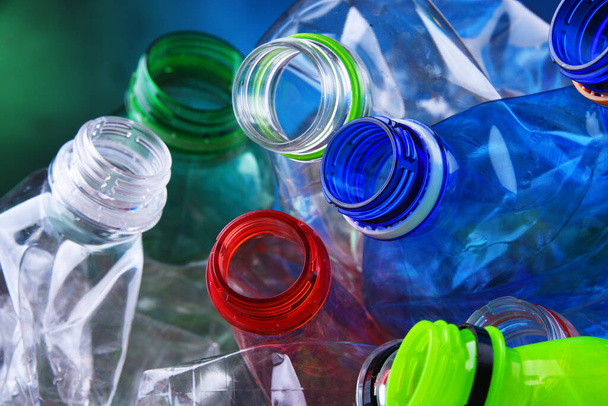 Botellas de bebidas carbonatadas de colores vacíos. Residuos plásticos - Foto, Imagen