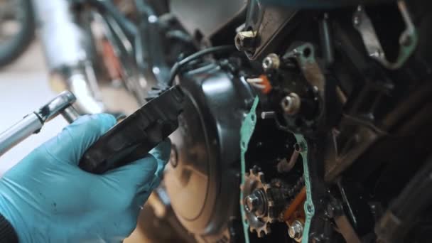 Anziehen der Schrauben am Motorrad-Getriebe. Hochwertiges 4k Filmmaterial - Filmmaterial, Video