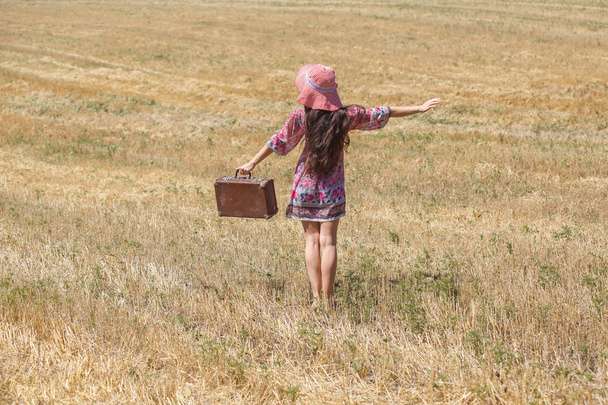 дівчина в капелюсі на пшеничному полі
 - Фото, зображення