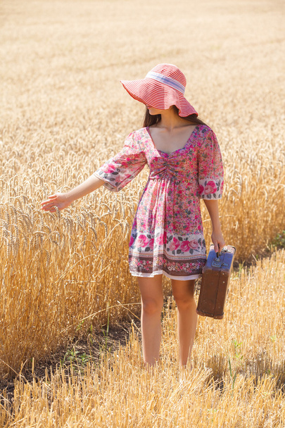 girl in hat on wheat field - Foto, Imagem