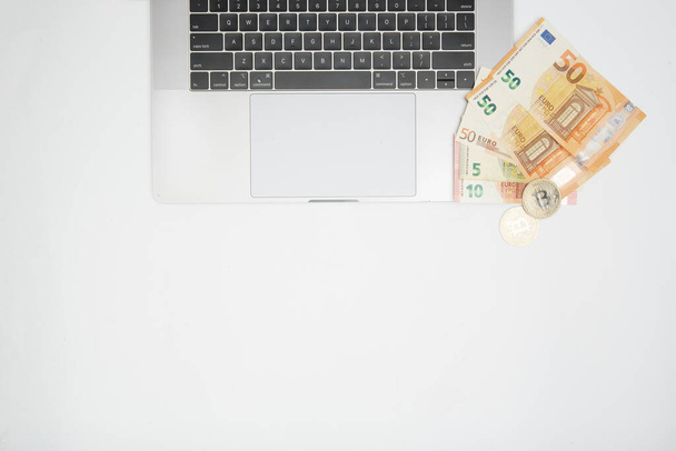 billets en euros et Bitcoin, crypto-monnaie et blockchain concept sur fond blanc plat lay - Photo, image