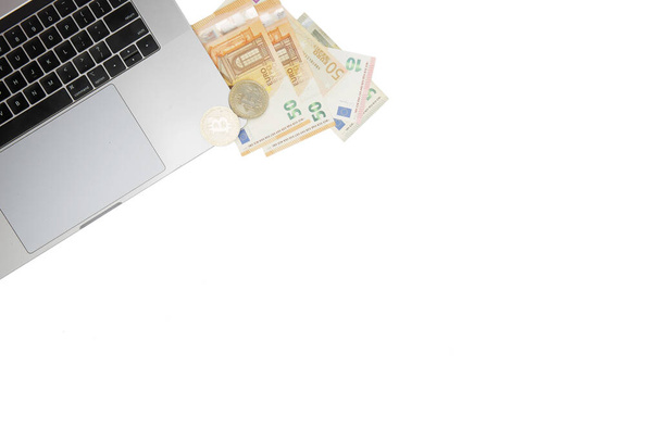 euro en Bitcoin bankbiljetten, cryptogeld en blockchain concept op witte achtergrond platte lay - Foto, afbeelding