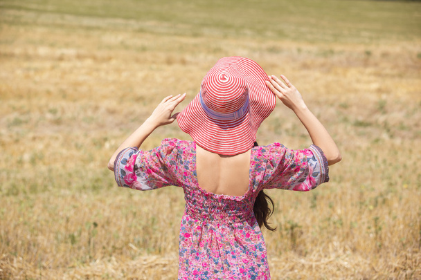 girl in hat on wheat field - Fotó, kép