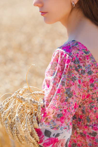 girl in hat on wheat field - Fotó, kép