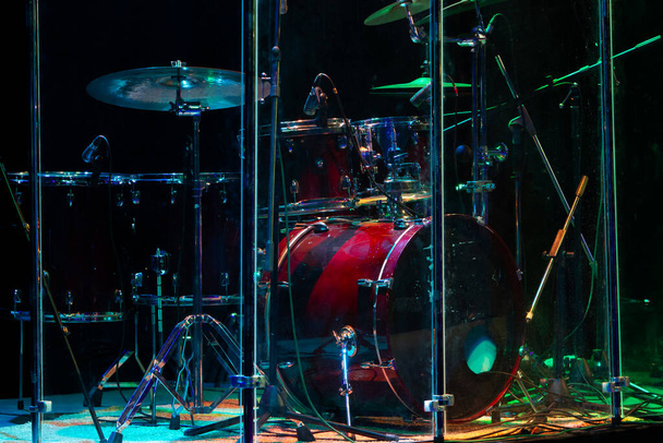 コンサートホールでドラムセット。柔らかい変化の選択性を持つ大規模な写真。ヴィンテージライブ音楽の背景 - 写真・画像