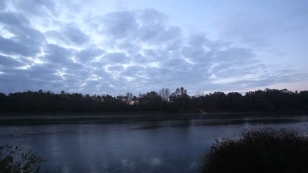 Güzel bulutlar ve gündoğumu gökyüzü nehirde. Zaman atlamalı manzara - Video, Çekim