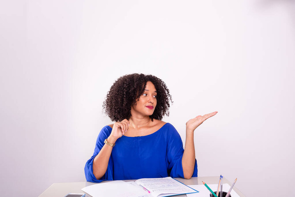 Молодая деловая женщина в своем домашнем офисе делает жесты руками. Изолированный на белом фоне. - Фото, изображение