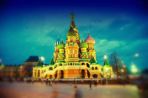 Pietari Basilikan katedraali Moskovassa Punaisella torilla yöllä
 - Valokuva, kuva