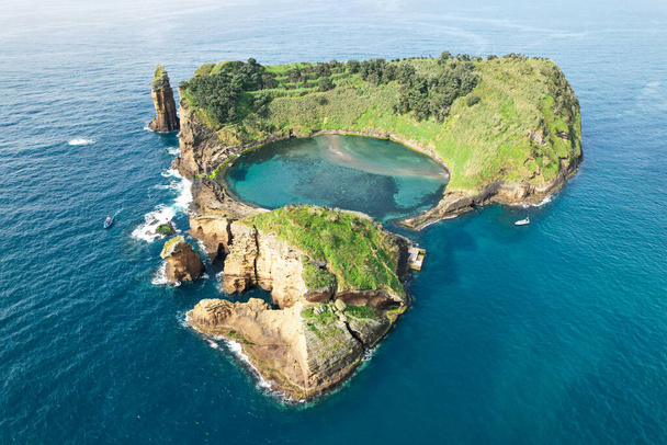 L'îlot Vila Franca, également connu sous le nom de Princess Ring, est un îlot végétal inhabité situé au large de la côte centrale sud de l'île de Sao Miguel dans l'archipel portugais des Açores. - Photo, image