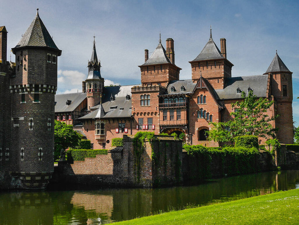 Castle de Haar maakunnassa Utrecht, Alankomaat rakennettiin paikalle alkuperäisen linnan ja vuodelta 1892 - Valokuva, kuva