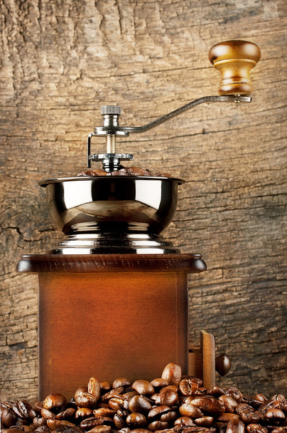 Moulin à café en bois avec grains de café torréfiés
 - Photo, image