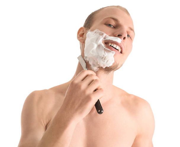 Молодий чоловік голиться на білому тлі
 - Фото, зображення
