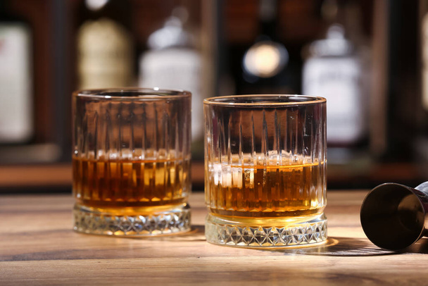 Gläser mit kaltem Rum auf Tisch in Bar - Foto, Bild