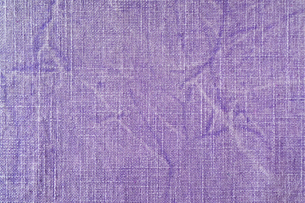 Натуральный пурпурный льняной фактурный фон. Поверхность льняной ткани, скатерть, обивка, ткань штор. Вид сверху, крупным планом - Фото, изображение