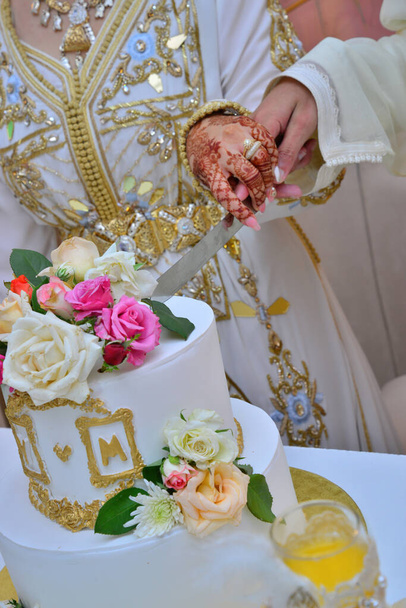 Close up de mãos de casal marroquino em um casamento, conceito de casamento, casamento marroquino - Foto, Imagem