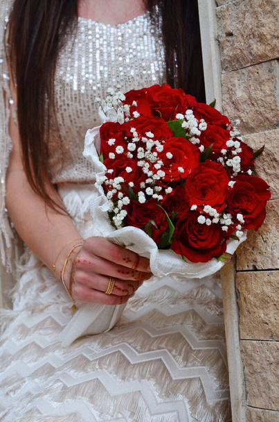 Marokkanische Braut mit bemalten Händen. Henna Tatto - Foto, Bild